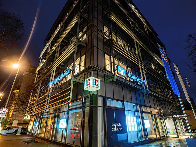 Hier wird bald nicht mehr eigenständig erschienen: Der Hauptsitz der Volksbank Konstanz wird zu einem Standort einer seeübergreifenden ...