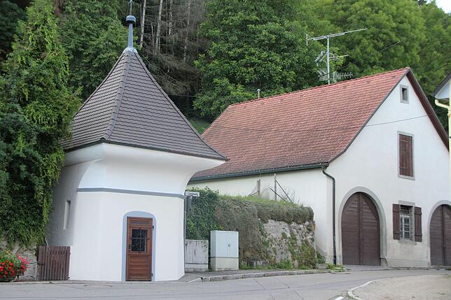 Gut erhaltene Überbleibsel aus alter Zeit: Die Nothelferkapelle und das ehemalige Spritzenhaus.
