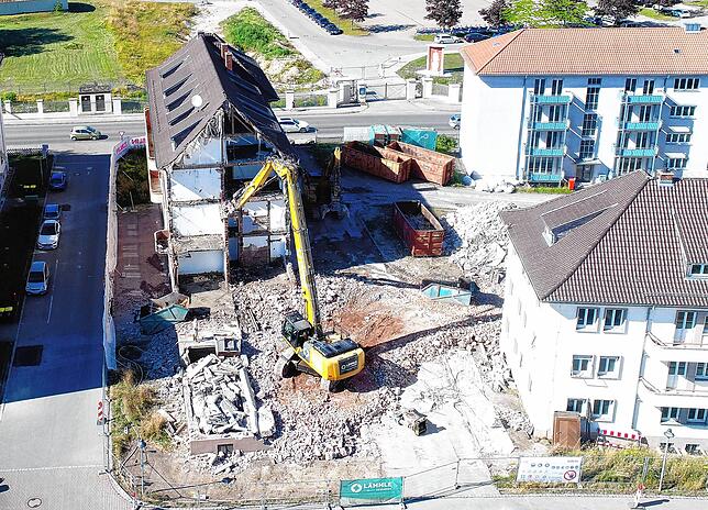 Im Sommer 2022 legt der Abrissbagger los. Damals fallen die ersten Gebäude der Hans-Thoma-Höfe.
