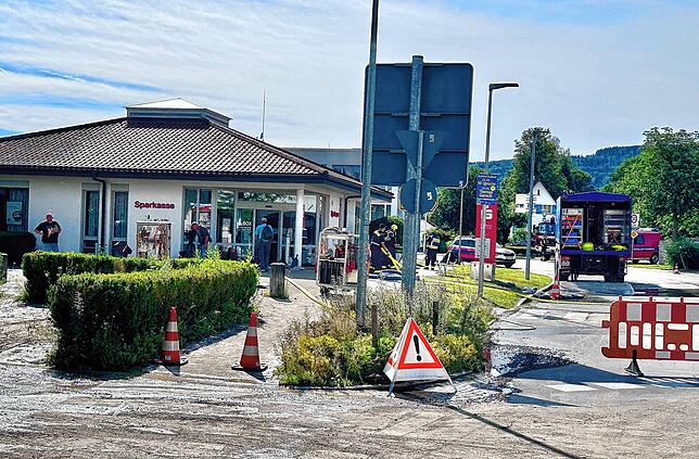 Wenige Stunden später war am Mittag der größte Teil des Wassers wieder abgeflossen. Rund 150 Einsatzkräfte von Feuerwehr und THW waren ...