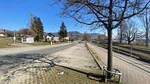 Der Anfang der Bahnhofsstraße kurz nach der Kreuzung mit der Radolfzeller Straße: Auf diese vier Parkplätze am linken Bildrand sollen ...