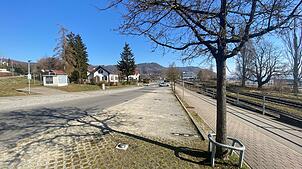 Der Anfang der Bahnhofsstraße kurz nach der Kreuzung mit der Radolfzeller Straße: Auf diese vier Parkplätze am linken Bildrand sollen ...