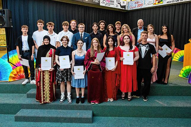 Auch diese Abschlussklasse der Geschwister-Scholl-Schule hat sich zum Gruppenfoto aufgestellt: Dominik Apfel, Giuliana Baccante, Béla ...