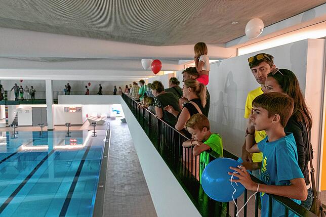 Gut besucht: Im Hallenbad kreuzten sich die Wege der einzelnen Führungen.