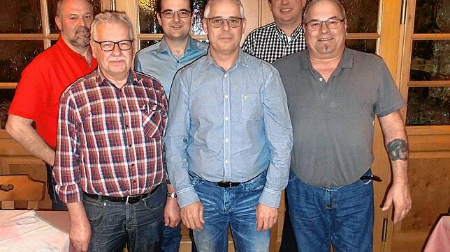Achim Bausch (hinten links) wird beim MGV Riedböhringen für seinen Probenbesuch gelobt, ebenso wie Anton Kempter (vorne links), der ...