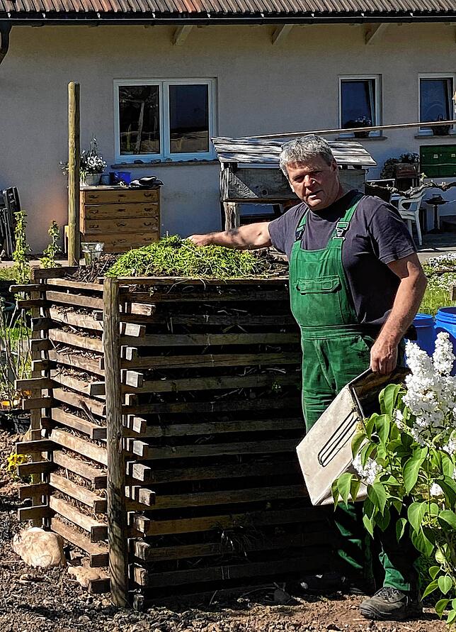 Wegen der Hitzentwicklung und der Gefahr der Fäulnis ist es ratsam, Gras anwelken zu lassen. Bei grünem Gras darf nur eine dünne Schicht ...