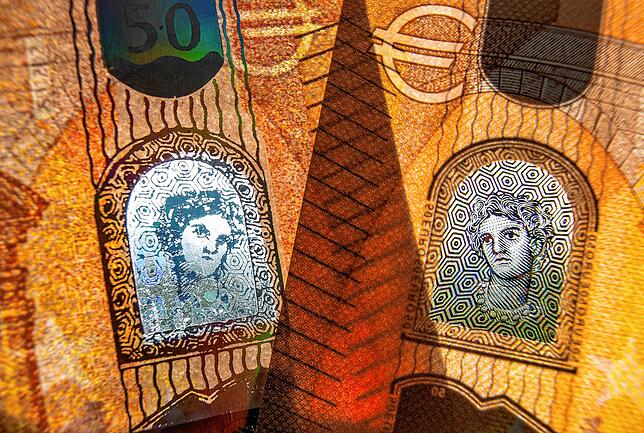 Das durchsichtige Porträt-Fenster mit dem Bildnis der mythologischen Figur Europa ist in der Zentrale der Deutschen Bundesbank in einem ...