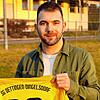 Yannick Stadelhofer präsentiert stolz sein Trikot vom Landesligisten SG Dettingen-Dingelsdorf mit der Nummer 19.