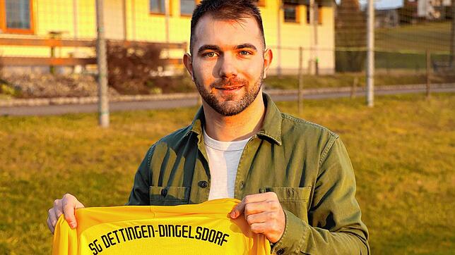 Yannick Stadelhofer präsentiert stolz sein Trikot vom Landesligisten SG Dettingen-Dingelsdorf mit der Nummer 19.