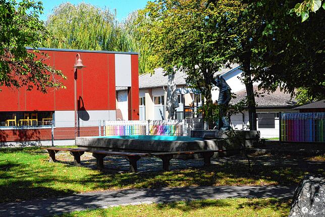 Kindergarten und Kita fast im Grünen, der Narrenbrunnen im Zentrum und ein ruhiges Plätzchen zum Entspannen.