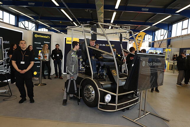Hautnah kann man das Gefühl, einen LKW zu steuern, mit dem Truck-Simulator auf dem Stand von Continental erleben.