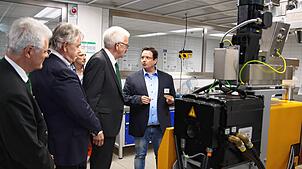 Profesor Matthias Premer, Prorektor für Forschung, Transfer und Entrepreneurship, erklärte Ministerpräsident Kretschmann das ...