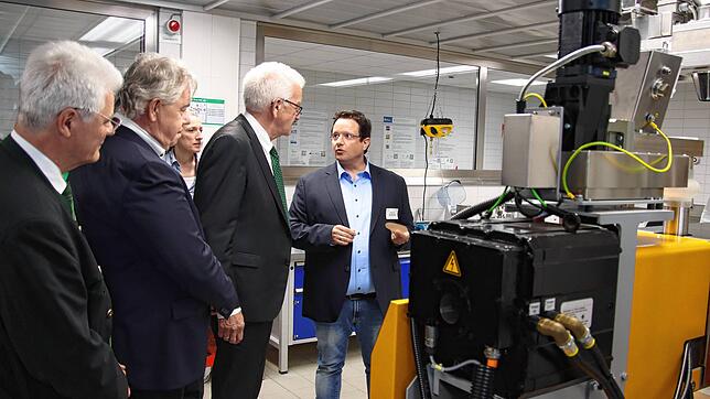 Profesor Matthias Premer, Prorektor für Forschung, Transfer und Entrepreneurship, erklärte Ministerpräsident Kretschmann das ...
