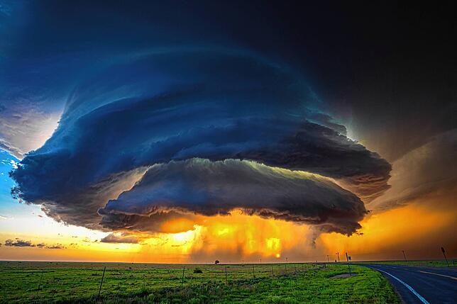 Diese Aufnahme einer Superzelle im Abendlicht entstand im Juni 2025 in New Mexico. Besonders in den Abendstunden schimmern die Unwetter ...