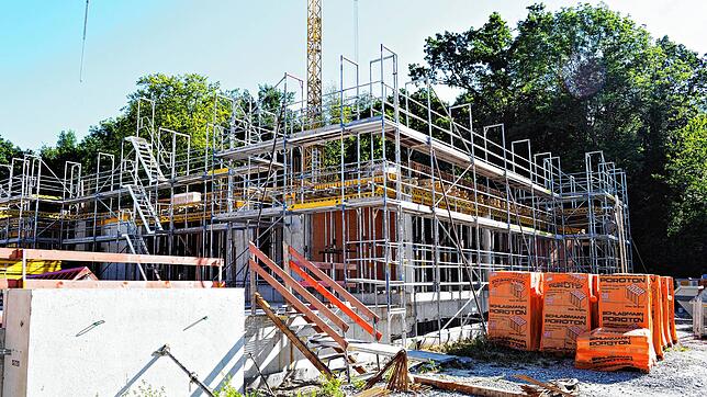 Auf einem etwa 1,5 Hektar großen Areal im Fallenbrunnen sollen bis Ende 2022 sieben Häuser mit einer Wohn- und Arbeitsfläche von rund ...