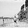 Die große hölzerne Rutsche im Strandbad Hörnle um 1927. Schon damals gab es solche Vergnügen am Wasser. Die Bademode war klar ...