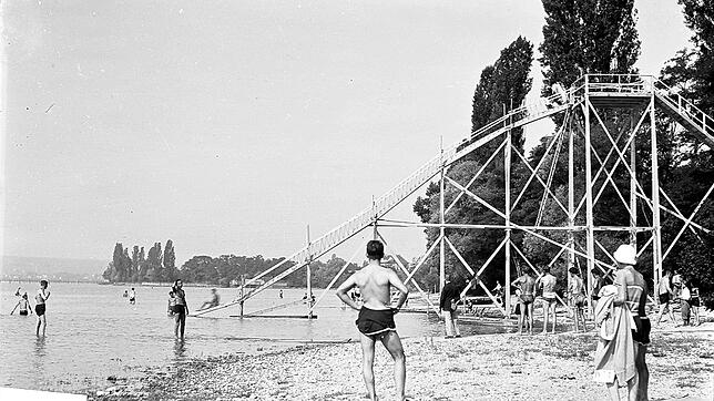 Die große hölzerne Rutsche im Strandbad Hörnle um 1927. Schon damals gab es solche Vergnügen am Wasser. Die Bademode war klar ...