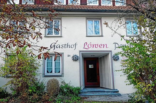 Seit zwei Jahren im Dornröschenschlaf: Der Landgasthof Löwen in der Ortsmitte von Deisendorf. Ein Schweizer Investor ist Eigentümer und ...