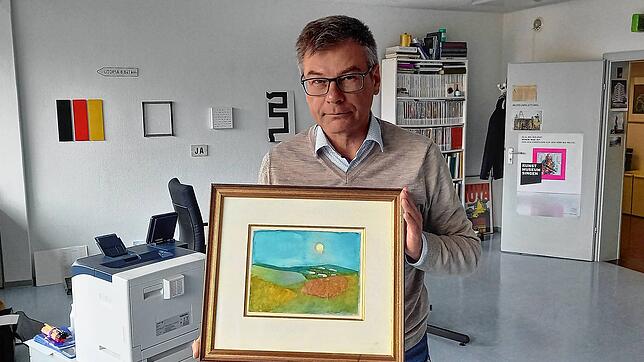 Christoph Bauer mit einem bislang unbekannten Werk des Singener Malers. Eine Bleistiftnotiz auf der Rückseite lautet &bdquo;In ...