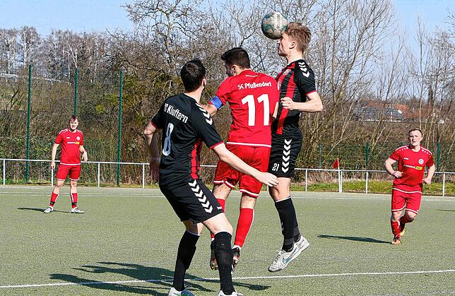 Dieses Kopfballduell gewann Leopold Holverscheid (rechts) vom FC Kluftern gegen den Pfullendorfer Serdar Yazici (11). Pascal Zurell (8) ...