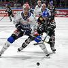 Miks Indrasis (links) von den Schwenninger Wild Wings im Duell Drew Leblanc (Augsburger Panther).