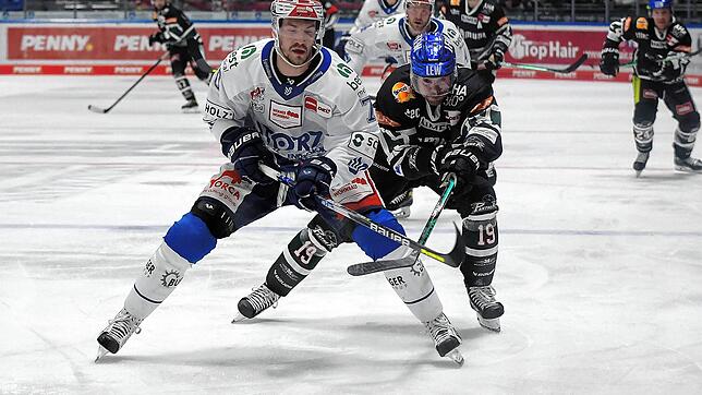 Miks Indrasis (links) von den Schwenninger Wild Wings im Duell Drew Leblanc (Augsburger Panther).