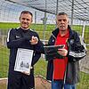 Tom Zepf (links) erhielt aus den Händen des stellvertretenden Bezirksvorsitzenden Werner Ficher den Fair-Play-Preis des Deutschen ...