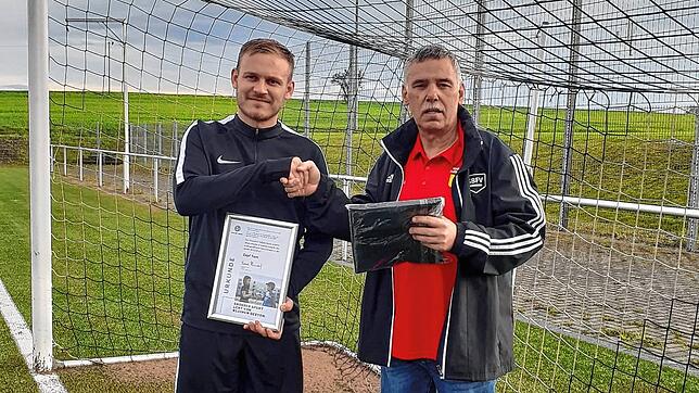 Tom Zepf (links) erhielt aus den Händen des stellvertretenden Bezirksvorsitzenden Werner Ficher den Fair-Play-Preis des Deutschen ...