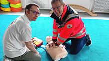 Wenn ein Patient einen Herz-Kreislauf-Stillstand erleidet, zählt jede Sekunde. Jan Welsch (Vorsitzender DRK-Ortsverein Konstanz, links) ...