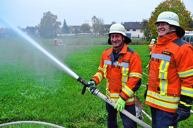 Zur Brandbekämpfung wird eine Riegelstellung eingerichtet. Hier bedienen Rainer Schafheutlin (links) aus Krumbach und Karl-Heinz ...