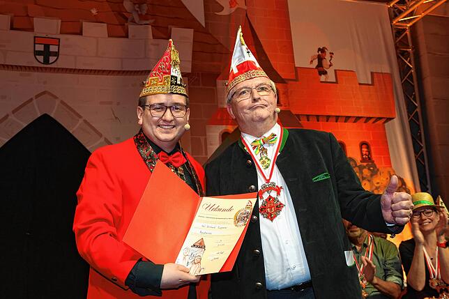 Nicht ohne Hintergedanken: Niederburg-Präsident Mario Böhler (links) ernennt Brauerei-Chef Karl-Bernhard Ruppaner (rechts) zum Burgherrn.