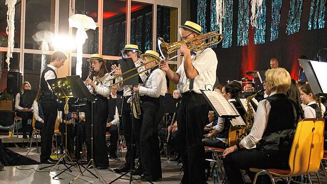Dirigent Peter Sperling (ganz links) und die Familie Kurz sind die Hauptakteure beim Jahreskonzert des MV Niederhof. Bild: Michelle Güntert