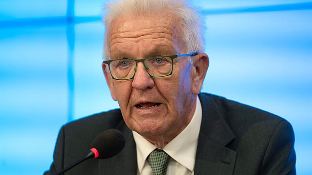 Ministerpräsident Winfried Kretschmann (Grüne) hat nach dem Zugunglück bei Riedlingen mit drei Toten den Angehörigen sein Beileid ...