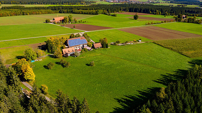 Blick auf die Spitalhöfe bei Pfaffenweiler. Im Vordergrund der Spitalhof 12, auf dessen Feldern eine rund zehn Hektar große ...