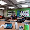 Auf Distanz: Lehrer der Hans-Thoma-Schule demonstrieren, wie ab dem 4. Mai die Sitzordnung im Klassenzimmer funktioniert. Vorn auf dem ...