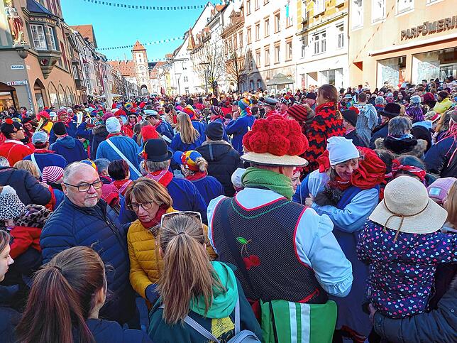 So sieht es am Latschariplatz in Richtung Riettor aus. Tausende Menschen in mehreren Reihen beim Maschgerelauf.