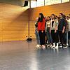 Olivia Maciejowski (links) erläutert der Klasse wie die nächste Übung abläuft. Wer ganz vorne vor der Klasse steht, braucht Mut und ...