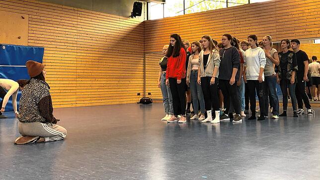 Olivia Maciejowski (links) erläutert der Klasse wie die nächste Übung abläuft. Wer ganz vorne vor der Klasse steht, braucht Mut und ...