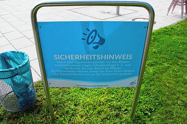Der Sicherheitshinweis vor dem Schwimmbecken untermauert Dietrich-Vercrüßes Appell, dass Eltern für die Aufsicht ihrer Kinder zuständig ...