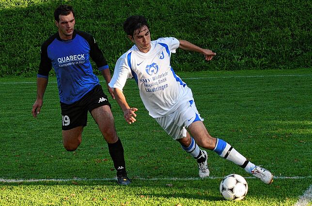 Dauerbrenner: Roberto Catania (links im September 2009 gegen Julian Göbel vom FC Erzingen) steht nach langer Verletzungspause wieder im ...