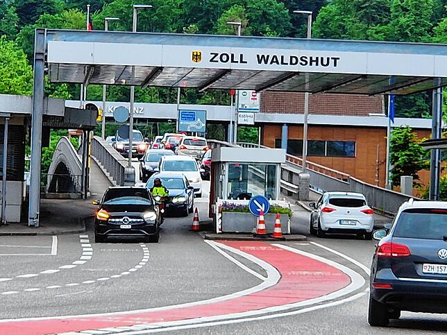 Grenzübergang Waldshut, 17.15 Uhr am 6. Mai: Es herrscht der übliche Feierabendverkehr. Doch von Grenzkontrollen ist bislang nichts zu ...