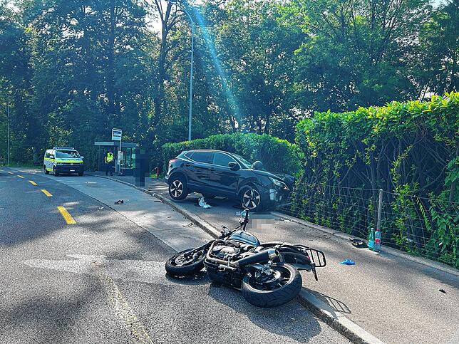 Aus ungeklärten Gründen ist ein 50-jähriger Motorradfahrer auf die Gegenfahrbahn gekommen und dort frontal mit einem Auto ...