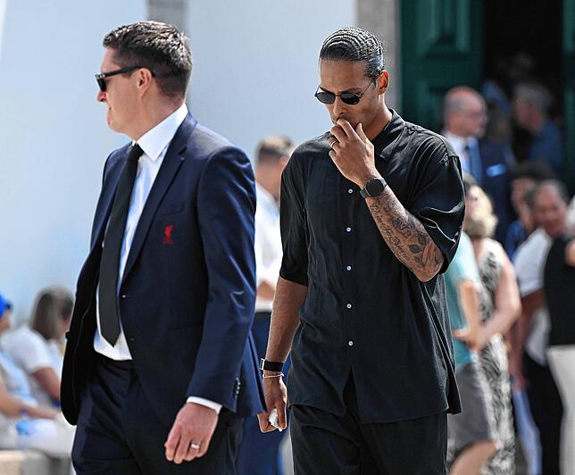 Liverpools Virgil van Dijk (r) geht nach der Beerdigung von Diogo Jota und Andre Silva in der Kirche Igreja Matriz de Gondomar.