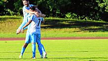 Jubel beim FC Anadolu Radolfzell rund um Ugur Karaotcu (Nummer 7, Mitte), der beim 5:2-Sieg in der Bezirksliga Bodensee gegen den FC ...