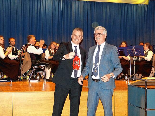 Reinhold Schnelle, Bürgermeister von Neukirch, dufte die rote Laterne mit nach Hause nehmen.