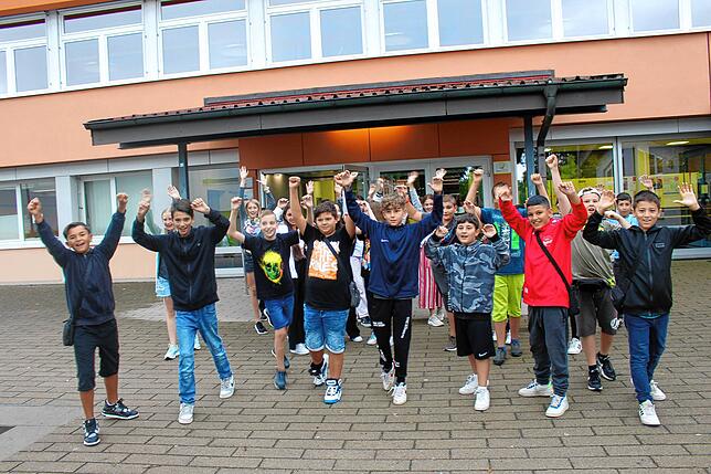 In Pfullendorf jubeln die Schülerinnen und Schüler der 5. Klasse der Sechslindenschule darüber, dass sie wieder ein Schuljahr geschafft ...