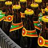 Hier werden sonst Bierflaschen transportiert: Ein Bild aus der Waldhaus-Brauerei – in den Flaschen ist der neue Cola-Mix.
