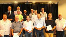 Viele Ehrungen für langjährige Kommunalpolitik. Hinten von links: Bürgermeister Micha Bächle, Thomas Held, Berthold Geyer, Philipp ...