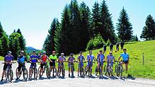 Oberhalb von Todtnauberg werden die Radfahrer vom Alphorn-Quartett empfangen. Fotos: Hans-Jürgen Kommert