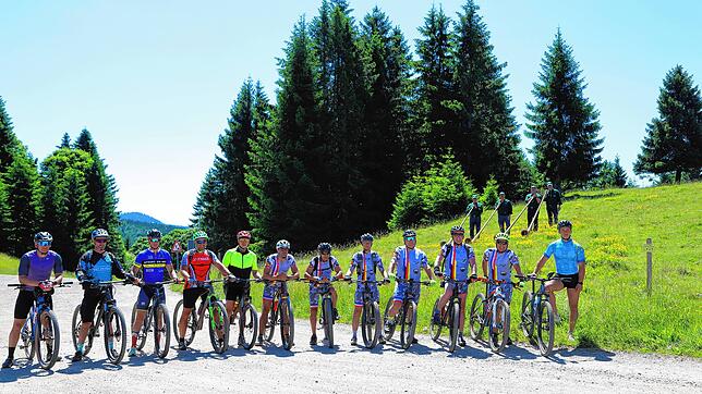 Oberhalb von Todtnauberg werden die Radfahrer vom Alphorn-Quartett empfangen. Fotos: Hans-Jürgen Kommert